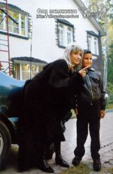 Ирина Аллегрова с внуком перед домом.